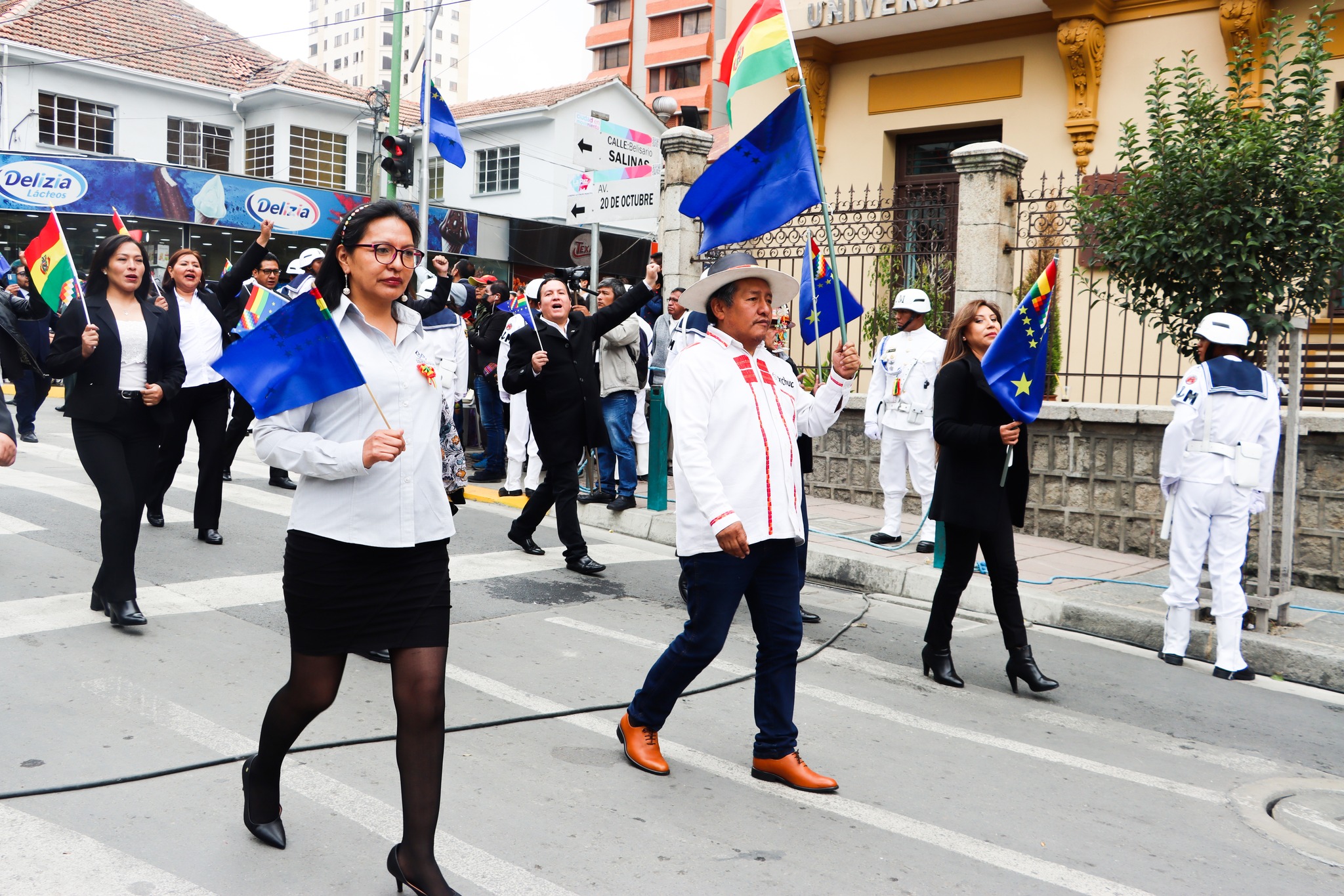AUTORIDADES PARTICIPAN EN DESFILE CÍVICO MILITAR EN HOMENAJE A LOS HÉROES DE CALAMA
