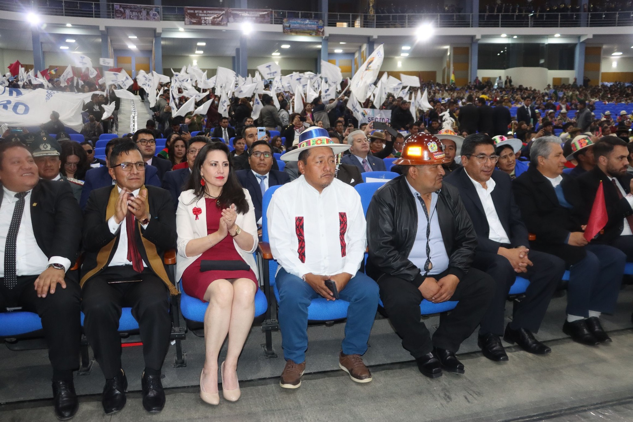 RINDEN HOMENAJE A ORURO EN SESIÓN DE HONOR DEPARTAMENTAL